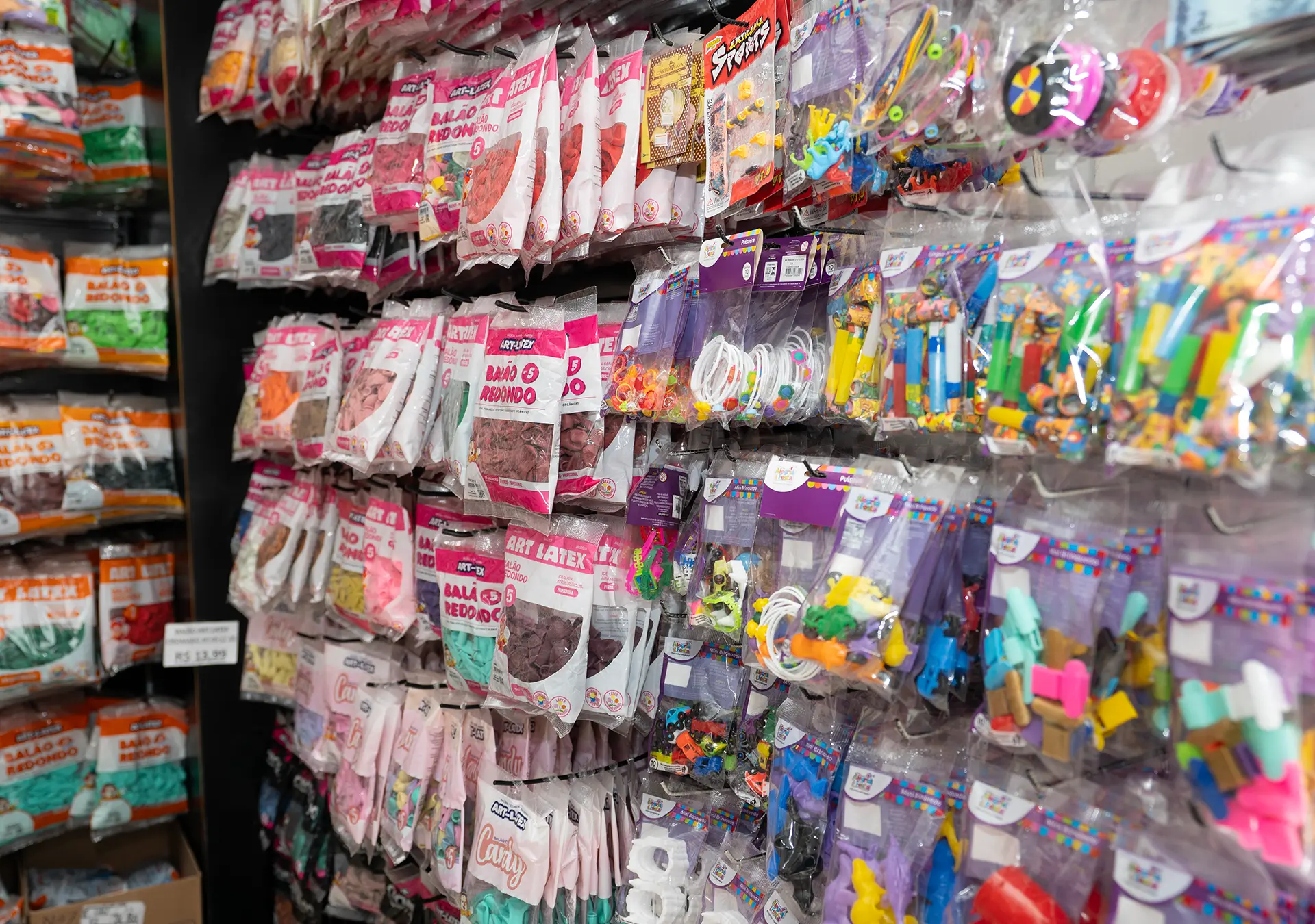 Produtos da linha de artigos para festas disponíveis na loja da Embala Mais